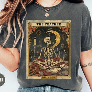 Chemise de carte de tarot de professeur squelette personnalisée, t-shirt automne sombre enseignant, t-shirt d'Halloween tête de mort personnalisé, cadeau cool pour professeur de gothique