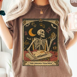 Camiseta de Tarot Esqueleto para Profesor de Teatro, Camiseta Dark Academia para Profesor de Teatro, Regalo para Profesor de Actuación, Camiseta de Calavera para Halloween, Camiseta Genial para Profesor