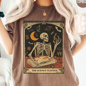 Skelett-Wissenschaftslehrer Komfort Colors® Shirt Dunkle Academia Stem Lehrer Geschenk, gruseliges Halloween-Wissenschaftslehrer-T-Stück, Tarot-Liebhaber-Geschenk