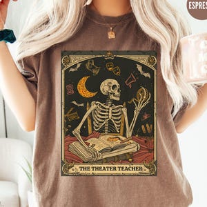 Camiseta de Tarot Esqueleto para Profesor de Teatro, Camiseta Dark Academia para Profesor de Drama, Regalo para Profesor de Actuación, Camiseta de Calavera para Halloween, Camiseta Genial para Profesor