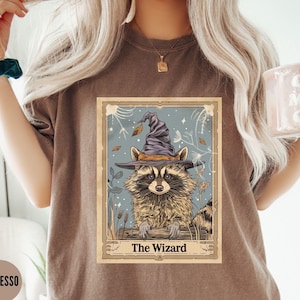 Chemise raton laveur sorcier, t-shirt carte de tarot magicien, cadeau drôle d'amant de raton laveur, t-shirt animal graphique Witchy Stuff, t-shirt raton laveur Cottagecore