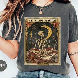 Camiseta personalizada de esqueleto para maestro de quinto grado, camiseta de la carta del tarot de quinto grado, camiseta personalizada de Dark Academia, regalo de enseñanza primaria de calavera de Halloween