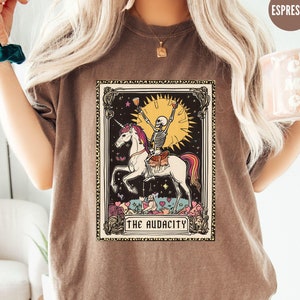 Lustiges Skelett Kühnheit Tarot Karten-Shirt, Komfort Farben mystisches Mama Weihnachtsgeschenk, magisches Einhorn-Liebhaber-T-Shirt, Regenbogen Witchy Sachen