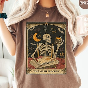 Maglietta "Scheletro Insegnante di Matematica Comfort Colors®" - Regalo per Insegnante di Matematica Dark Academia, Maglietta per Insegnante di Matematica con Tema Halloween Spaventoso, Regalo per gli Amanti dei Tarocchi