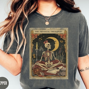 Physiotherapeut Tarot Karte Shirt, Komfort Farben Physiotherapie Tshirt, lustiges Skelett PT Halloween Shirt, neue Physiotherapie Geschenk