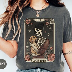 Shirt teckel, Comfort Colors® teckel moeder tarotkaart T-shirt, Doxie Mama shirt, Wiener Dog Halloween-T-shirt, teckel shirt voor vrouwen