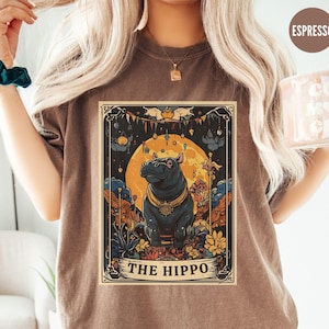 Nilpferd Tarot Karte Shirt, Comfort Colors® Pygmäen Nilpferd Tshirt, lustiges Tier T-Shirt, hüpfendes Schwein Trending Meme spielerisches Nilpferd Liebhaber Geschenk