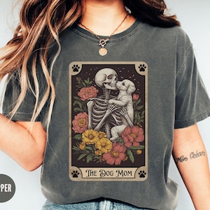 Camiseta de la carta del tarot de la mamá del perro, camiseta gótica de la mamá del perro, regalo de Halloween para nuevos dueños de perros, camiseta del Día de la Madre Peluda, camiseta retro de esqueleto para amantes de los perros