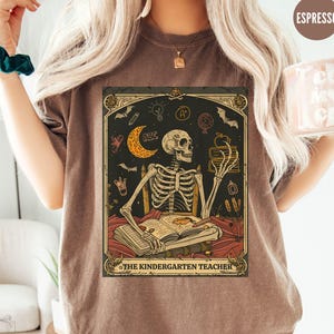 Chemise squelette pour enseignante de maternelle, cadeau enseignant sombre Comfort Colors®, t-shirt effrayant Halloween pour enseignante, cadeau amateur de tarot