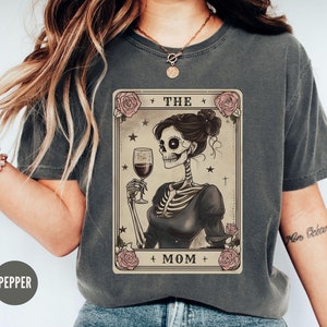 Camiseta de la Carta del Tarot de Mamá, Camiseta de Mamá Esqueleto, Camiseta de Mamá Celestial, Camiseta de Vibras Brujas para Amantes del Vino Comfort Colors®, Camisetas de Regalo para el Día de la Madre