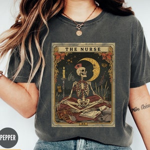 Die Krankenschwester Tarot Karte T-Shirt, lustiges Skelett Krankenschwester Shirt, Halloween Krankenschwester Graduate Geschenk,, Herbst Krankenschwester Tshirt, lustiges Pflege Shirt, gruselige Krankenschwester