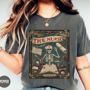 Griezelige verpleegkundige tarotkaart T-shirt, grappig skelet verpleegkundige Halloween shirt, verpleegkundige afgestudeerde cadeau, herfst verpleegkundige tshirt, afstudeercadeau verpleegschool