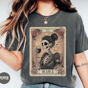 Camiseta de la Carta del Tarot de Mamá, Camiseta de Mamá Esqueleto, Camiseta de Mamá Celestial, Camiseta de Vibras Brujas para Amantes del Vino Comfort Colors®, Camisetas de Regalo para el Día de la Madre