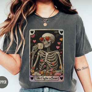 Comfort Colors® Skeleton Kaffee Liebhaber Shirt, Tarot Karten Liebhaber TShirt, Sarkastisches Skeleton Gothic Valentinstag Geschenk für Freundin
