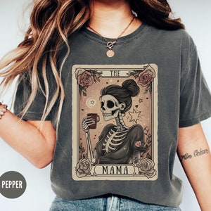 Das Mom Tarot Karten Shirt, Skelett Mama T-Shirt, Himmlische Mama Shirt, Comfort Colors® Kaffee Liebhaber Witchy Vibes T-Shirt, Muttertagsgeschenk Shirts