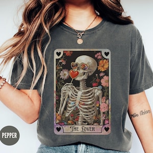 Comfort Colors® Skelett Valentinstag Shirt, Unisex Tarot Karte Shirt, Gothic Valentinstag Shirt für Tarot Liebhaber, Retro Valentine Mystical Tee