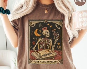 Chemise de médecine vétérinaire, Skeleton Tarot Vet Tshirt Comfort Colors® Vet Staff Gift, Vet Tech Week Tee, Vet Med Nurse Student Grad Gifts