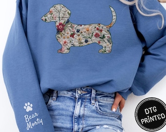Personalisierter Dackel-Pullover, individueller Dackel-Rundhalsausschnitt mit Hundenamen auf dem Ärmel, Dackel-Pullover mit Blumenmuster, Geschenk für Hundeliebhaber, Dackel-Shirt