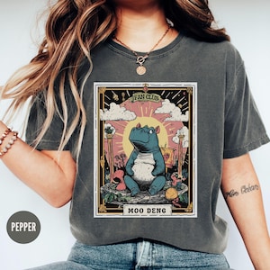 Moo Deng Nilpferd Tarot Karte Shirt, Hüpfendes Schwein T-Shirt, Comfort Colors®Trending Animal Meme Tee, lustiges Baby Nilpferd TShirt, Nilpferd Liebhaber Geschenk