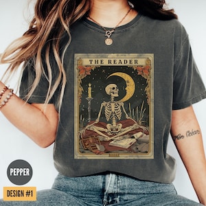 Comfort Colors® The Reader Tarot Karten Shirt, Unisex Tarot Karten Shirt, Buch Liebhaber Geschenk, Leseratte Geschenk, Tarot Liebhaber Geschenk