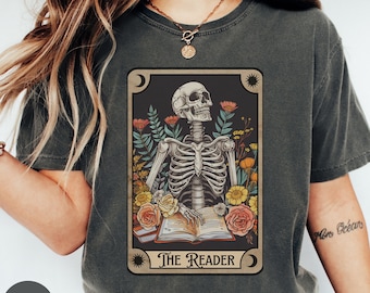 Comfort Colors® The Reader tarotkaartshirt, skeletleesshirt, uniseks tarotkaartshirt, cadeau boekenliefhebber, leesgrage cadeau, cadeau tarotliefhebber