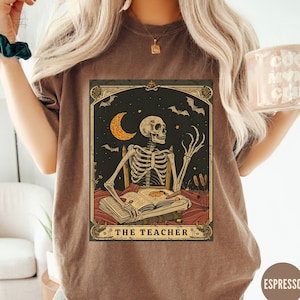 Maglietta con i tarocchi dell'insegnante scheletro, maglietta autunnale Dark Academia per insegnanti, regalo per insegnanti elementari, maglietta di Halloween con teschio, maglietta carina per insegnanti