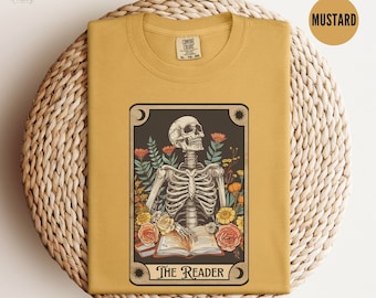 Comfort Colors® The Reader tarotkaartshirt, skeletleesshirt, uniseks tarotkaartshirt, cadeau boekenliefhebber, leesgrage cadeau, cadeau tarotliefhebber
