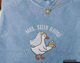 Broderad Mrs. Silly Goose brudtröja, bekväma färger rolig gåsälskare t-shirt, matchande bröllopspresent för gift par, lyxig möhippa