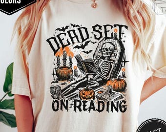 Camiseta Comfort Colors® com estampa de esqueleto para amantes de livros, camiseta gótica para leitores, presente assustador para leitores, camiseta de Halloween para rato de biblioteca