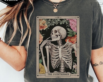 T-shirt « Thinker Overthinker » (cartes de tarot), T-shirt professionnel « Overthinker », Comfort Colors®, T-shirt « Skeleton Overthinker Lover » (amoureux des squelettes et des pensées ésotériques), Cadeau pour maman mystique