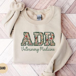 Sudadera floral de medicina veterinaria, suéter ADR, camisa del personal veterinario, regalo de la semana de tecnología veterinaria, cuello redondo de veterinario médico, regalo de graduación de estudiante de tecnología veterinaria