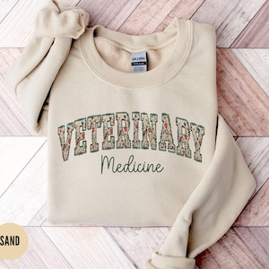 Sudadera floral de medicina veterinaria, suéter veterinario, camisa del personal veterinario, regalo de la semana de tecnología veterinaria, cuello redondo veterinario médico, regalo de graduación de estudiante de tecnología veterinaria