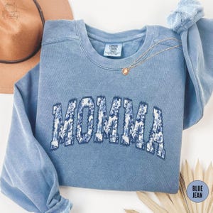 Bluza Comfort Colors® Momma, sweter Toile Momma, prezent dla nowej mamy na dzień matki, koszulka na baby shower z okazji ciąży, bluzka z okrągłym dekoltem Chinoiserie Mama