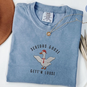 Geborduurd T-shirt met een serieuze gans, T-shirt met een grappige gans-meme, T-shirt met een gans van Comfort Colors als cadeau voor een collega, unisex T-shirt met ronde hals, T-shirt met gans Blue Jean