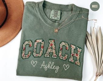 Maglietta personalizzata per allenatore, Comfort Colors® Regalo personalizzato floreale per allenatore, Maglietta per allenatore di cheerleading, Maglietta con nome dell'allenatore, Regali per l'allenatore Maglietta per il giorno della partita