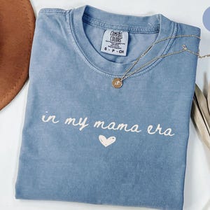 Comfort Colors® In My Mama Era Tshirt, Koszulka dla mamy, Koszulka dla mamy, Prezent na dzień matki, Prezent urodzinowy dla mamy, Prezent na baby shower, Ogłoszenie o ciąży