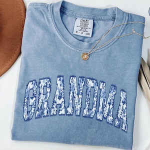 Camiseta de abuela Comfort Colors®, camiseta de abuela Toile de Jouy, regalo para abuela del Día de la Madre, camiseta de abuela coqueta, camiseta floral para abuela