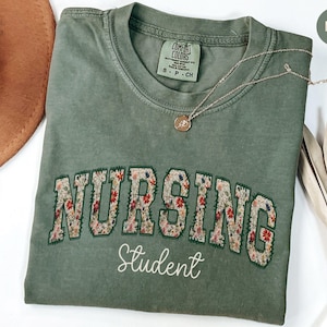 Camiseta Comfort Colors® para estudiantes de enfermería, ideal para la escuela de enfermería, ideal para futuras enfermeras, regalo para estudiantes de enfermería, regalo floral para la Semana de la Enfermería.