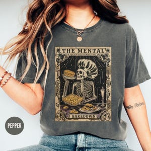 Camiseta "Tendo uma Assadeira Mental", Camiseta de Chef de Halloween, Camiseta de Carta de Tarô de Esqueleto, Camiseta Engraçada de Assadeira, Camiseta de Assadeira de Biscoitos, Presente de Padeiro