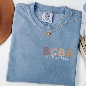 Koszulka z nadrukiem Bcba Behavior Analyst, Comfort Colors Aba Therapist Gift, Personalized Board Certified Behavior Analyst Tee