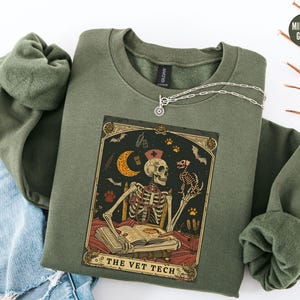 Camicia di medicina veterinaria, felpa veterinaria con tarocchi scheletrici, regalo per il personale veterinario, girocollo della settimana della tecnologia veterinaria, maglione per studenti di medicina veterinaria, regalo di laurea ADR