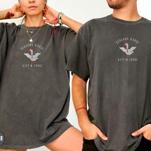 Geborduurd T-shirt met een serieuze gans, T-shirt met een grappige gans-meme, T-shirt met een gans van Comfort Colors als cadeau voor een collega, unisex T-shirt met ronde hals, T-shirt met gans afbeelding 2