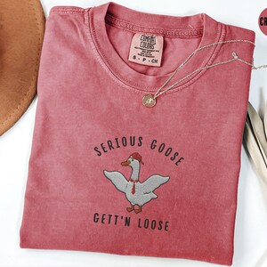 Geborduurd T-shirt met een serieuze gans, T-shirt met een grappige gans-meme, T-shirt met een gans van Comfort Colors als cadeau voor een collega, unisex T-shirt met ronde hals, T-shirt met gans Crimson