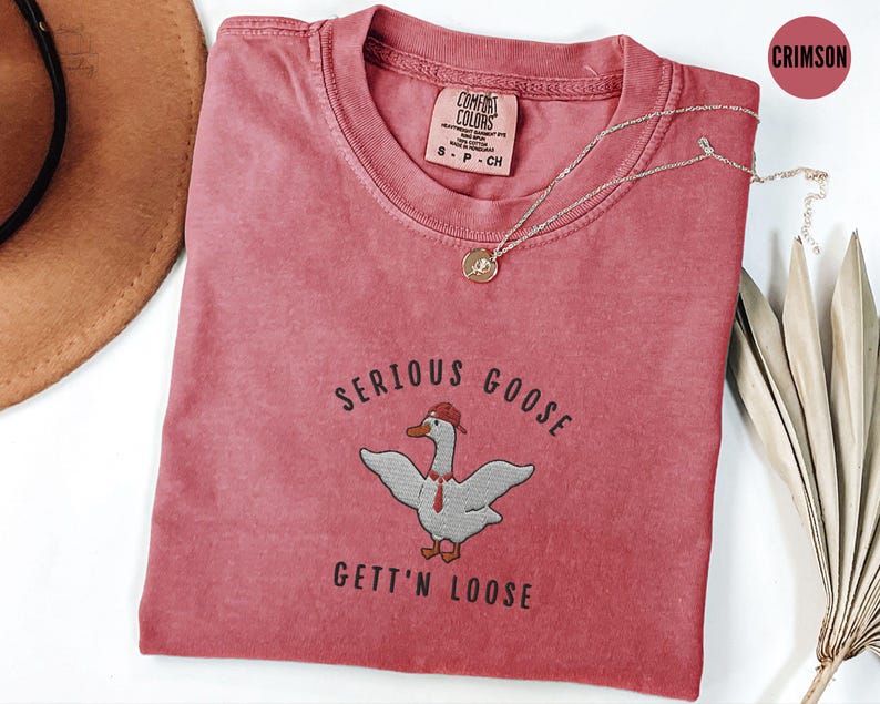 Geborduurd T-shirt met een serieuze gans, T-shirt met een grappige gans-meme, T-shirt met een gans van Comfort Colors als cadeau voor een collega, unisex T-shirt met ronde hals, T-shirt met gans Crimson