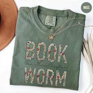 Blommig bokälskare komfortfärger T-shirt, bokmal present till henne, läsare bokklubb grupp T-shirt, konstbroderad boklig T-shirt, bibliotekspresenter