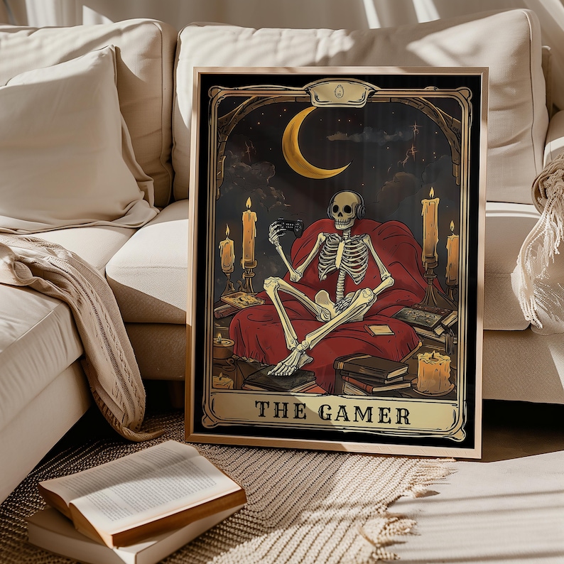 Puede incluir: Una ilustraci&oacute;n de carta de tarot con un esqueleto sentado en un trono, sosteniendo un mando de videojuegos. La carta se titula "The Gamer" y est&aacute; ambientada en un fondo oscuro con una luna creciente y velas.