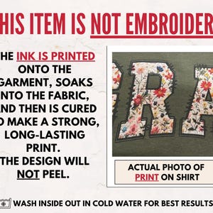 Może przedstawiać: Zbliżenie na zielony t-shirt z kwiatowym nadrukiem słowa "RA". Tekst "THIS ITEM IS NOT EMBROIDERY" znajduje się w g&oacute;rnej części obrazu. Tekst "THE INK IS PRINTED ONTO THE GARMENT, SOAKS INTO THE FABRIC, AND THEN IS CURED TO MAKE A STRONG, LONG-LASTING PRINT. THE DESIGN WILL NOT PEEL." znajduje się po lewej stronie obrazu. Tekst "ACTUAL PHOTO OF PRINT ON SHIRT" znajduje się w dolnej części obrazu.