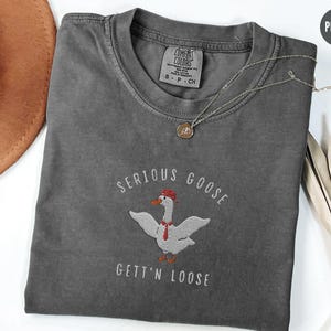 Geborduurd T-shirt met een serieuze gans, T-shirt met een grappige gans-meme, T-shirt met een gans van Comfort Colors als cadeau voor een collega, unisex T-shirt met ronde hals, T-shirt met gans Pepper