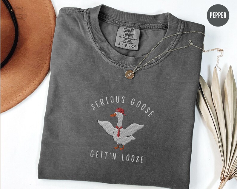 Geborduurd T-shirt met een serieuze gans, T-shirt met een grappige gans-meme, T-shirt met een gans van Comfort Colors als cadeau voor een collega, unisex T-shirt met ronde hals, T-shirt met gans Pepper