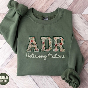 Sudadera de medicina veterinaria, suéter ADR, camisa floral del personal veterinario, regalo de la semana de tecnología veterinaria, cuello redondo veterinario médico, regalo de graduación de estudiante de tecnología veterinaria